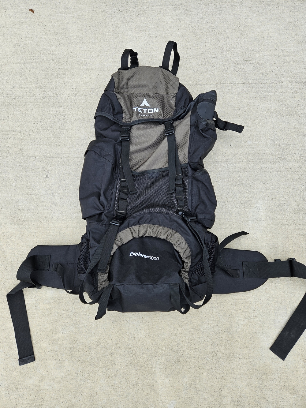 Teton Sports Explorer4000 65L Adjustable Pack.  NEW Condition. GREEN/BLACK